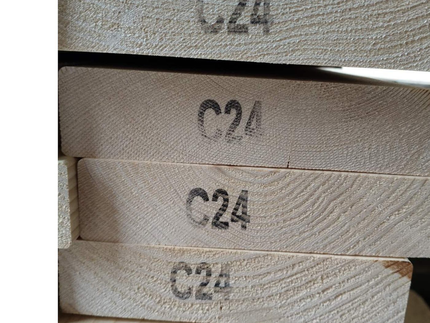 C24 kalibruota graduota mediena sandėlyje